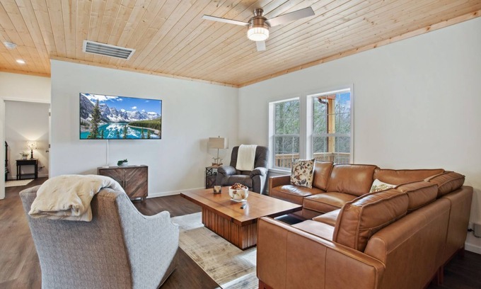 Vilas Cabin | Delightful Single-Level Cabin Near Boone with Hot Tub