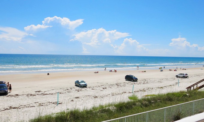 New Smyrna Beach Apartment | New Smyrna Waves: Family-Friendly Resort with Pool & Kitchen