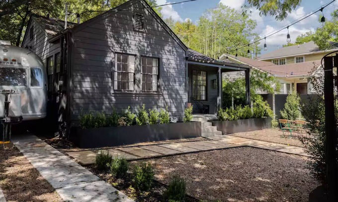 Bouldin House | NEW SoCo CHIC 2 bedroom w/garden on South Congress