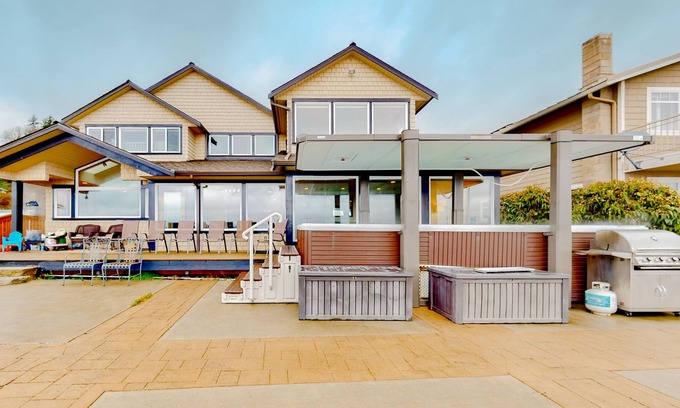 Clinton House | New sound front home with private beach access, hot tub/pool, grill, mtn views