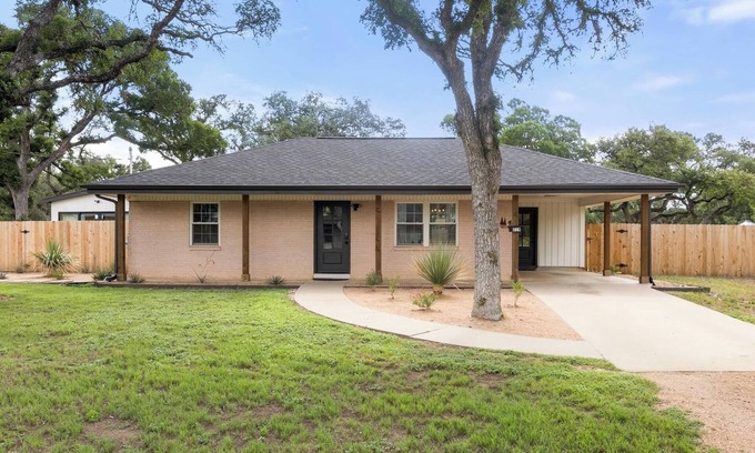 Dripping Springs House | Pet-Friendly Bluff Street Cottage in Downtown Dripping Springs