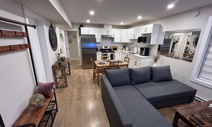 Maple Ridge House | Stylish 2 Bedroom Suite in Downtown Maple Ridge - Pet Friendly