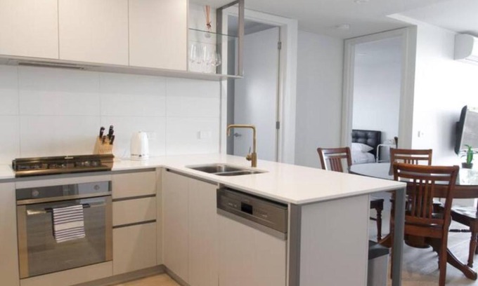 Northcote Apartment | Stylish 2 Bedroom Escape with Spectacular City Views