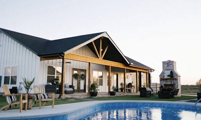 Farmington House | New spacious guest house with pool, 6.9 miles from University of Arkansas!