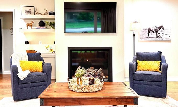 La Grange House | Modern Midcentury Retreat Near La Grange Square - 10/10 Rated