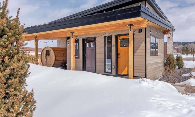 Victor House | Modern Retreat with Pool Table, Ping Pong & Highly Rated 9.6