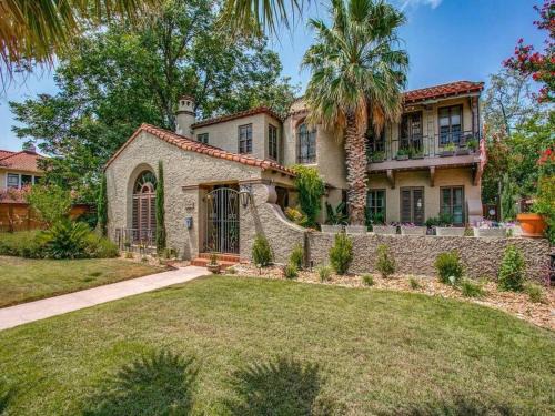 Woodlawn Lake Villa | Charming Spanish Retreat with Hot Tub & Pool Near River Walk