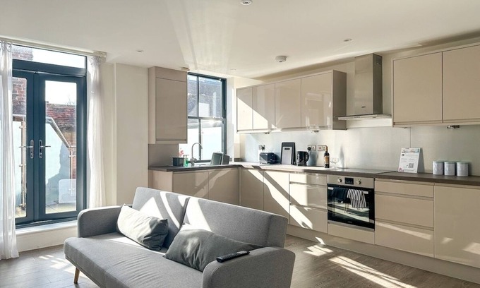Canterbury Apartment | NEW St James City Centre Modern Apartment