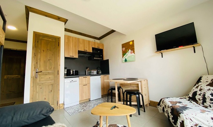 Prapoutel Apartment | Cozy Studio for 4 with Kitchen & Pet-Friendly Amenities