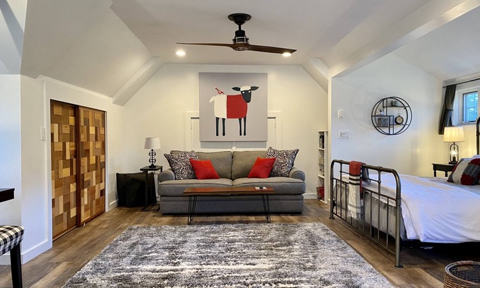 Stowe Apartment | Charming Studio Loft in Stowe Hollow - Rated 10/10