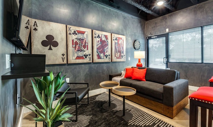 Nashville Apartment | Modern Studio 2 Beds, Pet-Friendly & Steps to Broadway