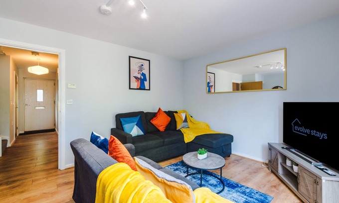 Salford House | Discover a 4-Bed Home with Free Parking for Your Stay