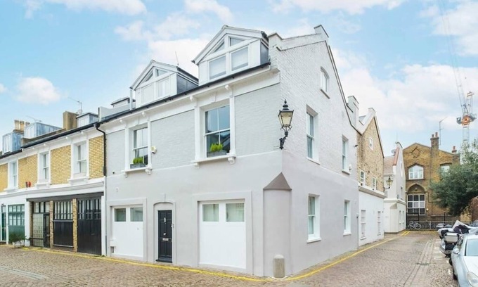 Abingdon House | Chic 5BD Mews House with Kitchen and Child-Friendly Space