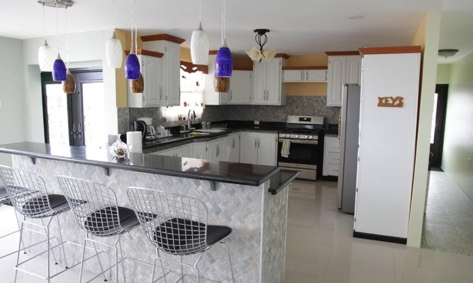 San Fernando Apartment | Guest Rated 10/10: New Apartment with Kitchen & Breakfast