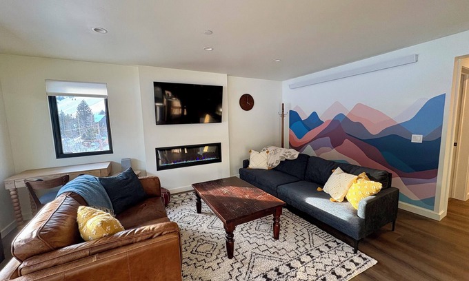 Warm Springs Condo | Modern 2 Bedroom Condo with Pool & Scenic Views Near Downtown
