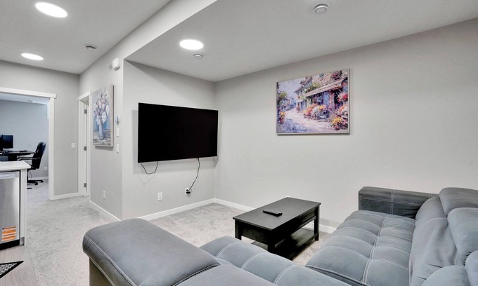 Southeast Calgary House | New Stylish 2BR/3BD/2BT/Remote Work Setup/Indoor Games & Lake Access