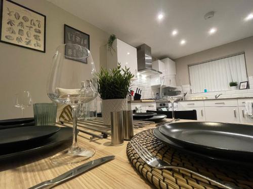 Smethwick House | Stylish House for 7 with Free Parking and Wifi Access