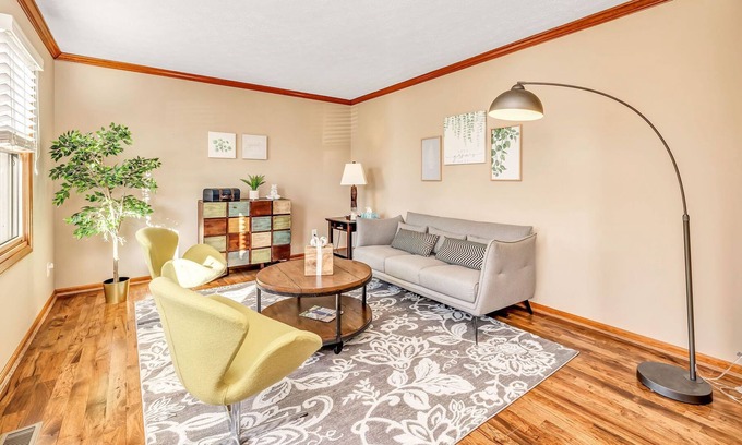 West Chester House | New★ Stylish & Spacious ~ 5★ Location, ♛Royal Beds, | Sleeps 10