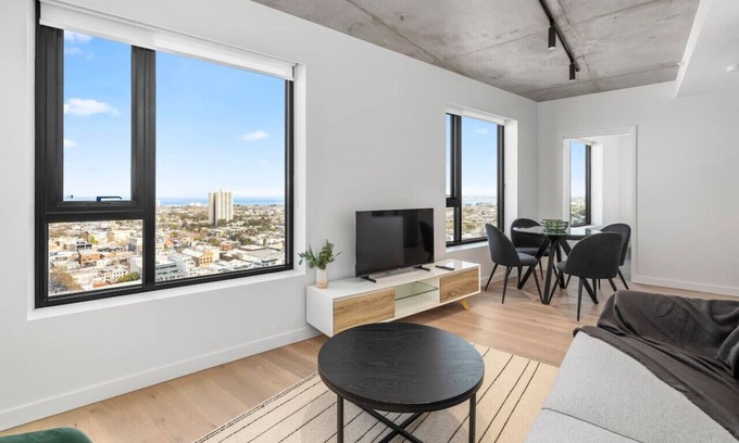 Southbank Apartment | Modern Comfort at Chic Stature Southbank with Pool & Kitchen