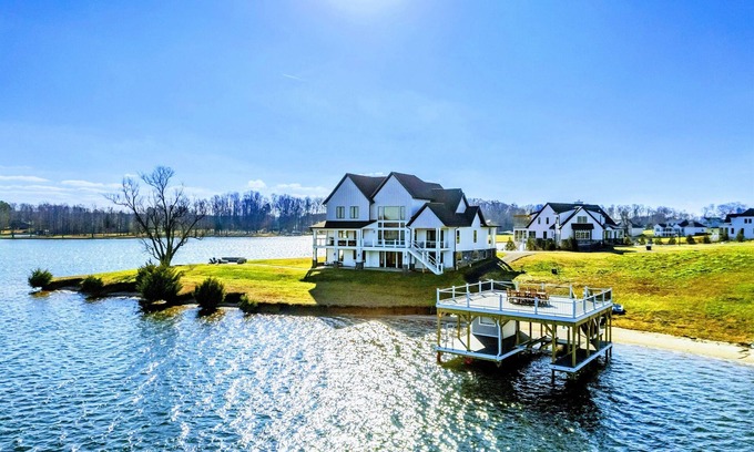 Mineral House | NEW Sunrise Point Lakefront Lake Anna, Beach, Dock