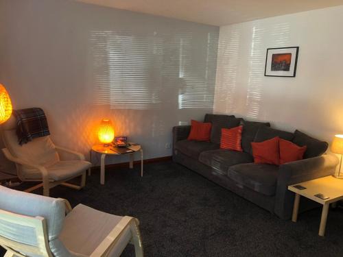 East Lothian Apartment | Ideal 2BD Flat Steps from Dalkeith Town Centre