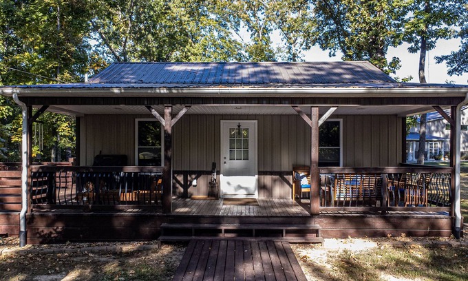 Hardin Cabin | Cozy Cabin Retreat Steps from the Lake with Great Amenities