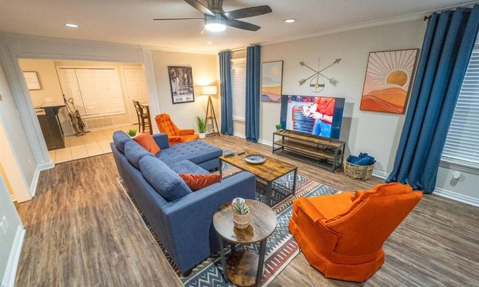 Chickasha House | New The Drover by USAO - King Bed, SmartTV & Quiet Location