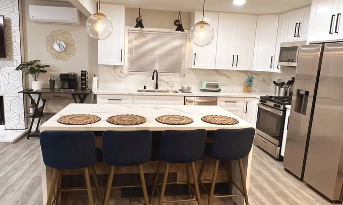 Vista House | Discover The Melrose Place: Renovated 3Bd Retreat