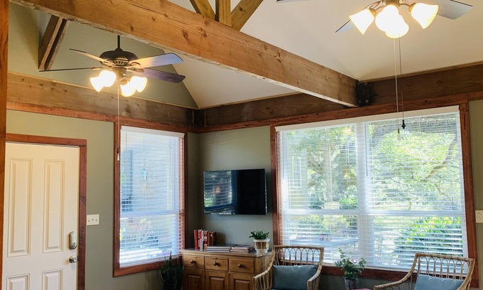 Carencro Cottage | Discover Potters Cottage: Perfect Getaway with Breakfast