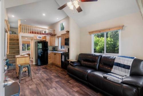 Ashford House | Cozy Tiny Home Near Mt. Rainier with Hot Tub Access