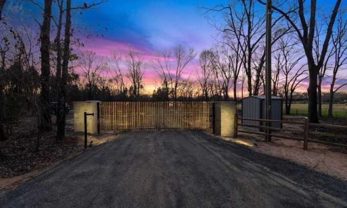 Athens House | Modern Tiny Home with Dog Park & Spa Access, Rated 10/10