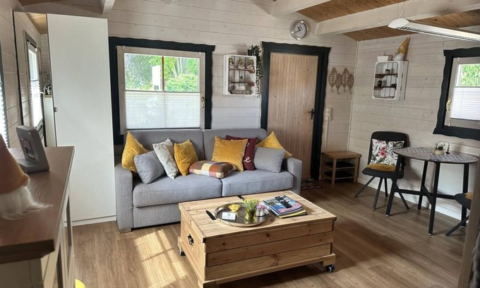 Schoeningen House | Cozy Tiny House Cabin: Pet-Friendly Retreat with Top Ratings
