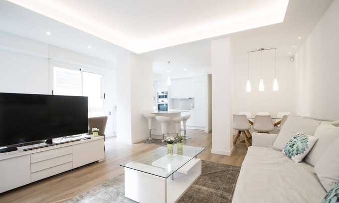 Alicante City Centre Apartment | Cozy Apartment with A/C, Steps to Beach & City Center
