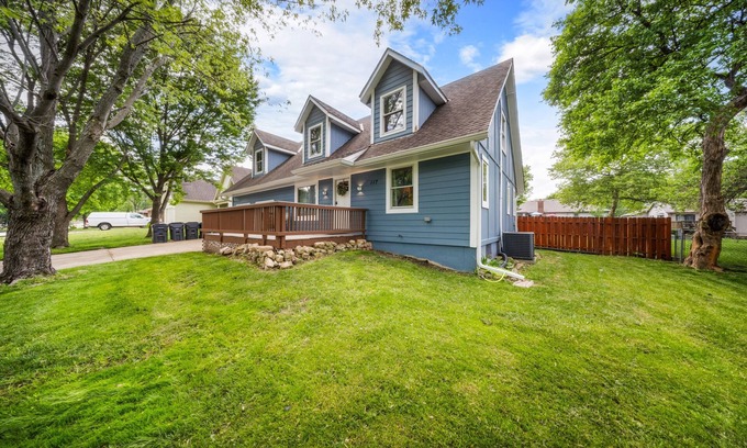 Olathe House | Ideal for Large Gatherings with 18 Beds and Family Amenities