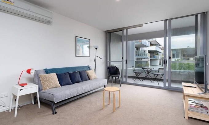 Kingston Apartment | Discover Kingston Foreshore: Garden View & Spa Retreat