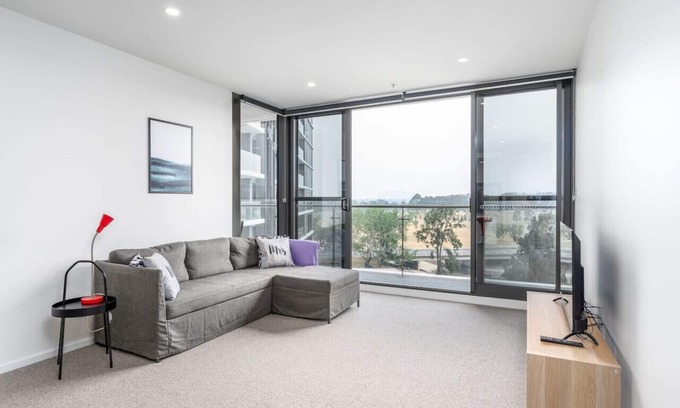 Phillip Apartment | Stylish Phillip Apartment with Pool and Gym for Your Stay