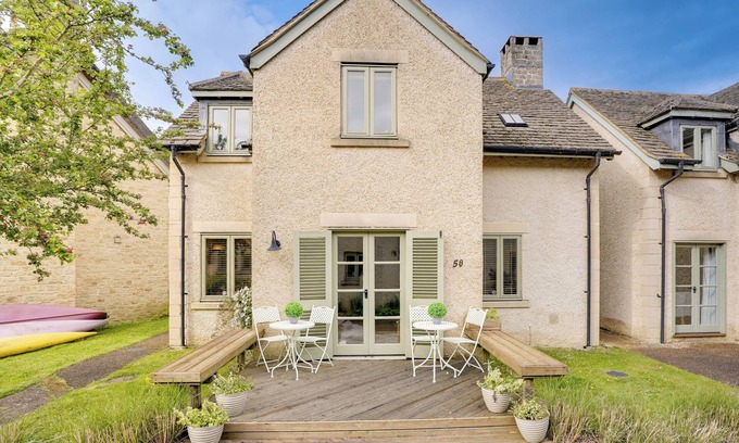 Cirencester Cottage | Discover Toad Hall: Family-Friendly with Lake Access & Pool