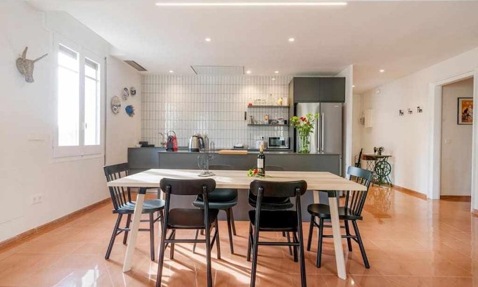 Eixample Apartment | Bright and Airy Top Floor Apartment for Family Getaways