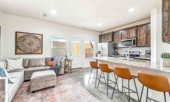 Stephenville House | Modern Townhome Near Tarleton - Top Rated Family Escape