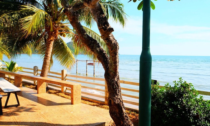 Khlong Khut Hotel | Relaxing New Travel Beach Resort with Pool & Family Amenities