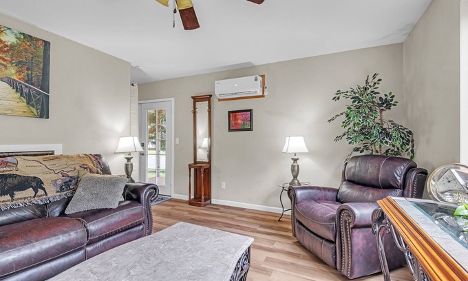 Enumclaw House | NEW! Treehaven Barn 3-Bedroom Farmhouse - Pets Allowed