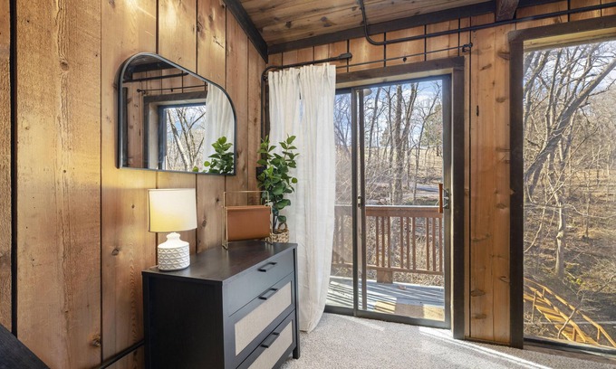 Highlandville Cabin | Exquisite Treehouse Retreat in The Ozarks with Hot Tub