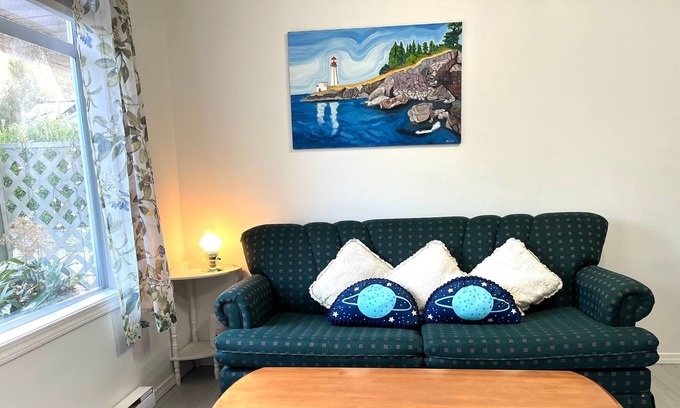 Sooke House | Prime Two-Bedroom Suite in Sooke with Free Parking
