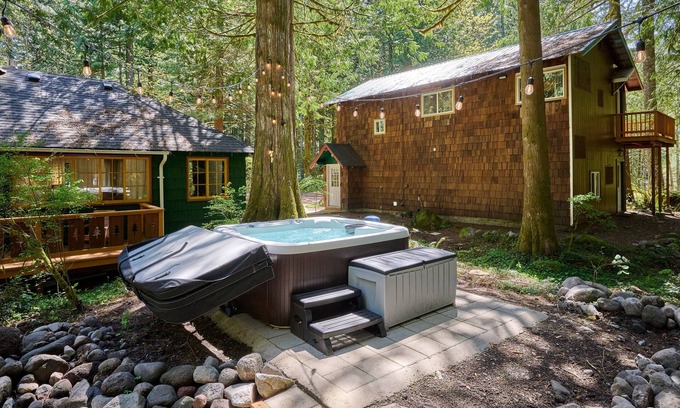 Rhododendron Cabin | NEW - Two Cabins One Epic Getaway! Hot Tub, 9 beds/Fast Wifi/AC/2 Kitchens