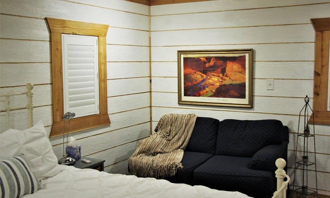 Weatherford House | New Detachable Guest Suite with Kitchen & Breakfast Included