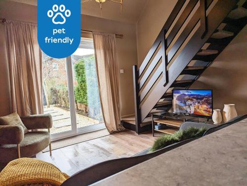 Wigston House | Unique Tiny House Retreat with Garden & Family-Friendly Features