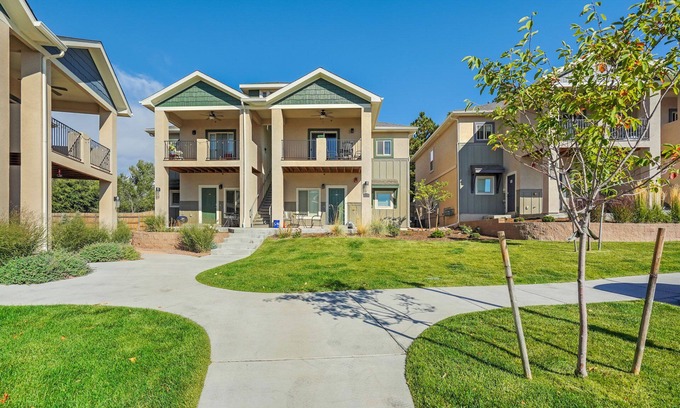 Northeast Colorado Springs Condo | Pet-Friendly Upper Condo with Covered Deck and Spa