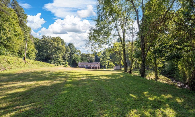 Leicester House | Ultimate Mountain Retreat: Pet Friendly with Spa & Hot Tub