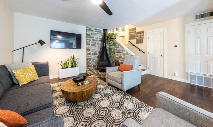 Zilker Condo | NEW! Vibrant Zilker Condo - Sleeps 5, Free Parking