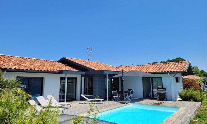 Angresse Villa | Relaxing Villa Angresse with Heated Pool and Hot Tub